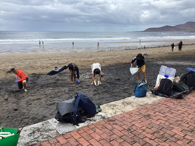 Limpieza de residuos plásticos en la playa de Las Canteras.